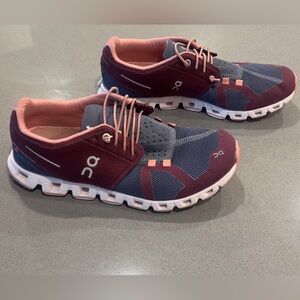 On Running Cloud-Sneakers in Dusty Pink and Navy. Size 8